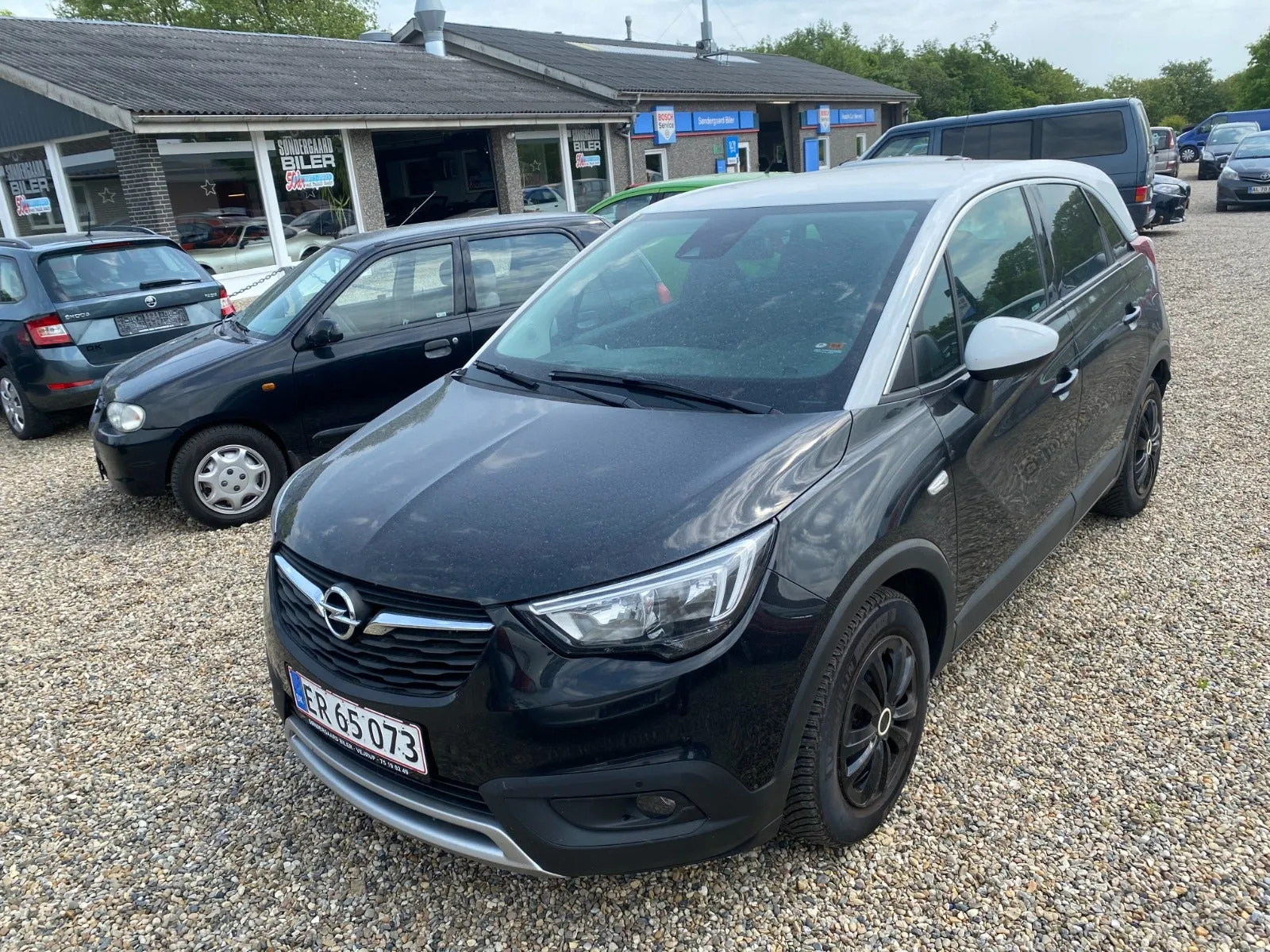 Sort Opel Crossland X Innovation 1,2 benzin, set skråt forfra