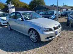 Sølvfarvet BMW 320i 2,0 benzin, set skråt forfra