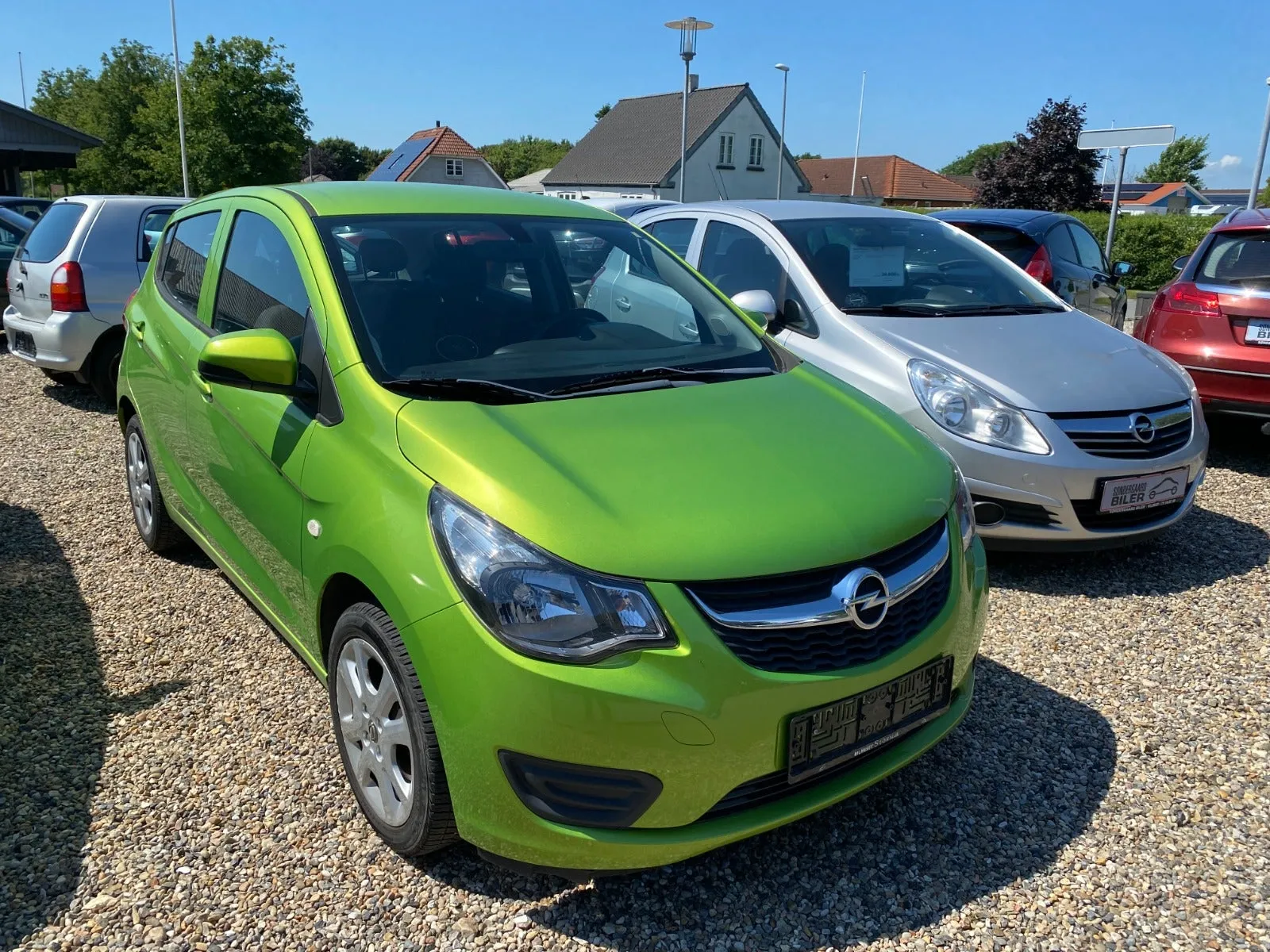 Grøn Opel Karl Enjoy 1,0 benzin, set skråt forfra