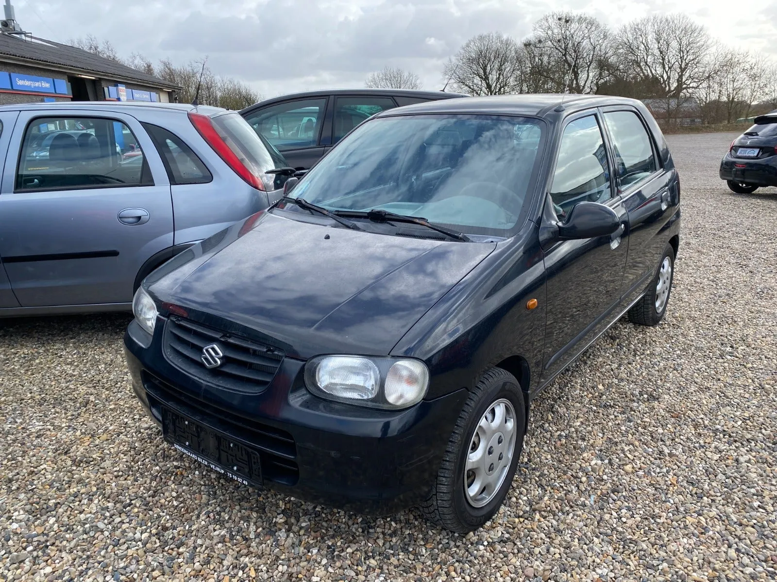 Sort Suzuki Alto 1,1 benzin, set skråt forfra