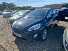Blå Ford Fiesta TDCi 85 Trend 1,5 diesel, set skråt forfra