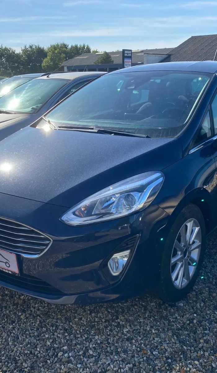 Blå Ford Fiesta TDCi 85 Trend 1,5 diesel, set skråt forfra