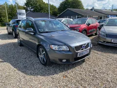 Gråmetallic Volvo V50 D2 115 Momentum 1,6 diesel, set skråt forfra