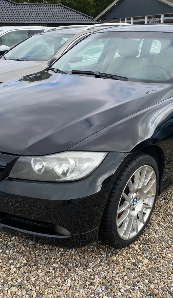 Sort BMW 320i Touring 2,0 benzin, set skråt forfra