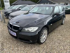 Sort BMW 320i Touring 2,0 benzin, set skråt forfra