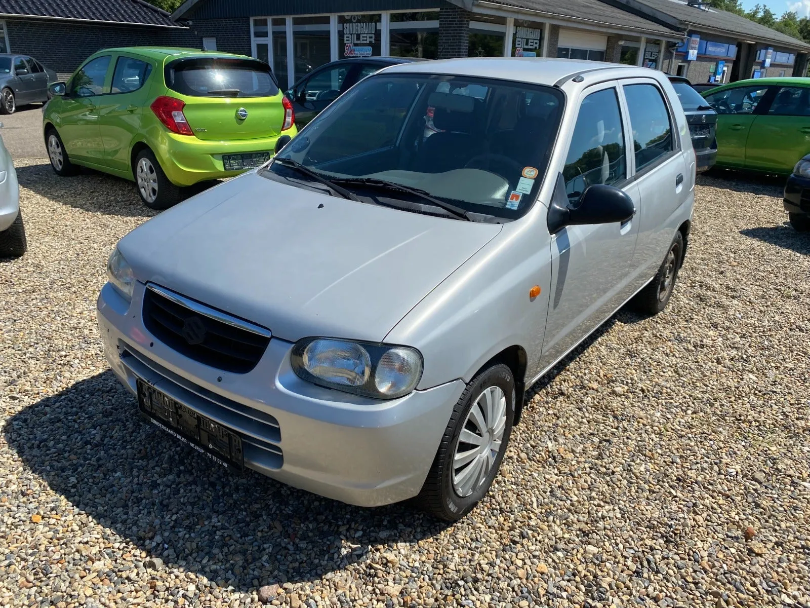 Sølvfarvet Suzuki Alto 1,1 benzin, set skråt forfra