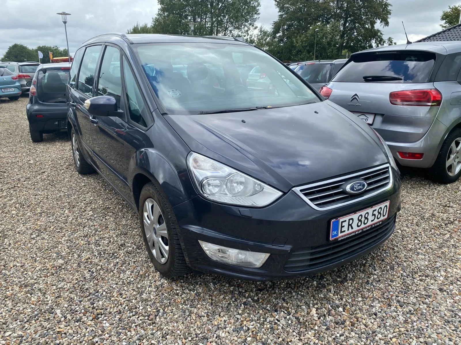 mørkeblå Ford Galaxy TDCi 140 Trend aut. 2,0 diesel, set skråt forfra