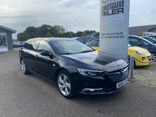 Sort Opel Insignia T 165 Dynamic Sports Tourer 1,5 benzin, set skråt forfra
