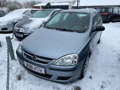 Blå Opel Corsa 16V NJoy 1,2 Benzin, set skråt forfra