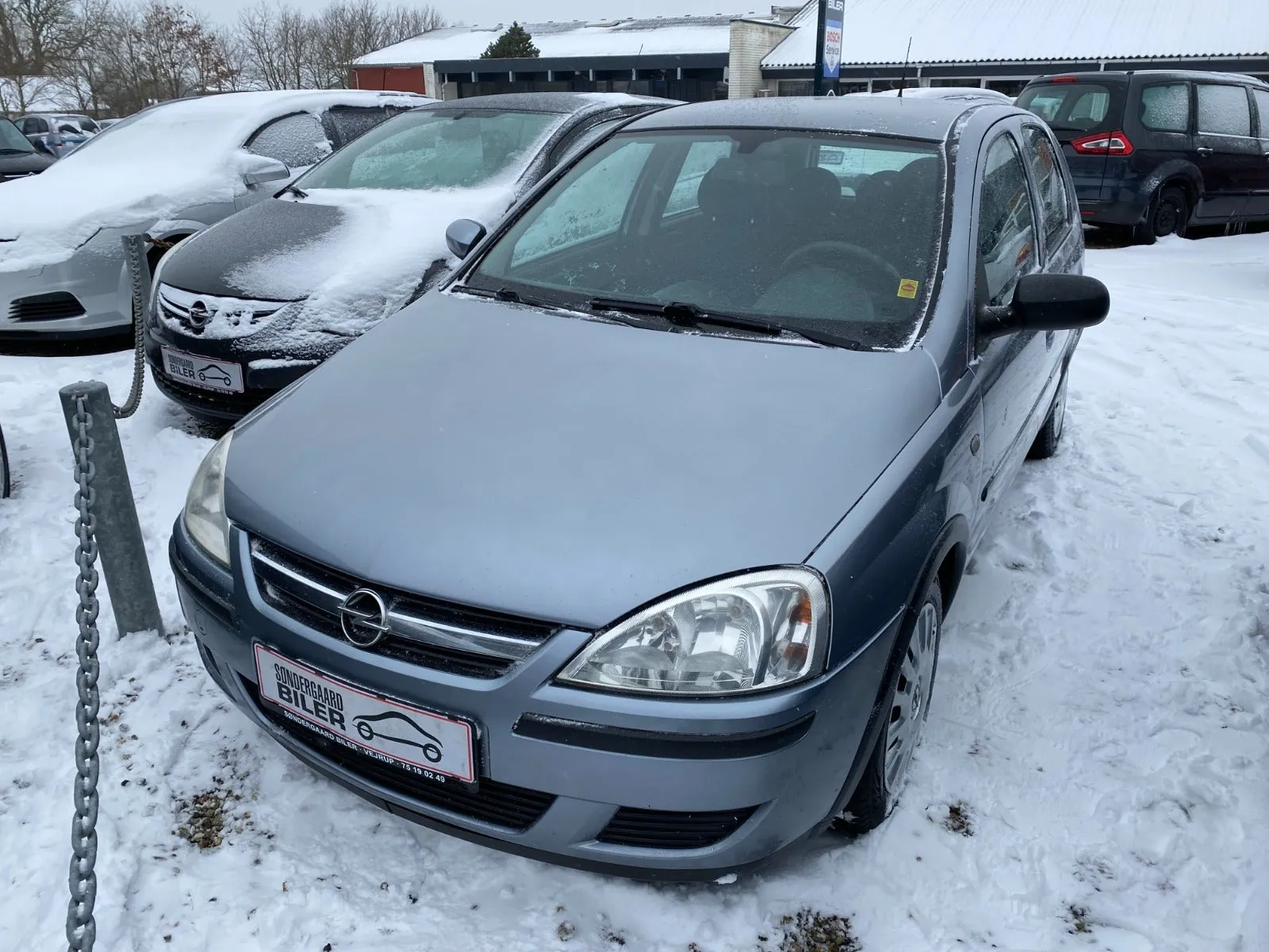 Blå Opel Corsa 16V NJoy 1,2 benzin, set skråt forfra