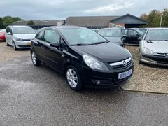 Sort Opel Corsa 16V Sport 1,4 benzin, set skråt forfra