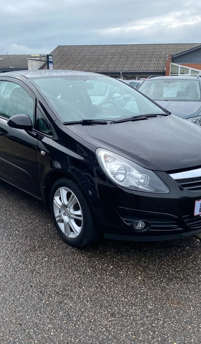 Sort Opel Corsa 16V Sport 1,4 benzin, set skråt forfra