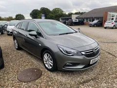 Grå Opel Astra T 150 Enjoy Sports Tourer 1,4 benzin, set skråt forfra