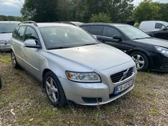 Sølvfarvet Volvo V50 D DRIVe 1,6 diesel, set skråt forfra