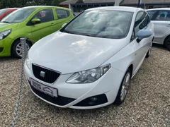 Hvid Seat Ibiza 16V Stylance SC 1,4 benzin, set skråt forfra