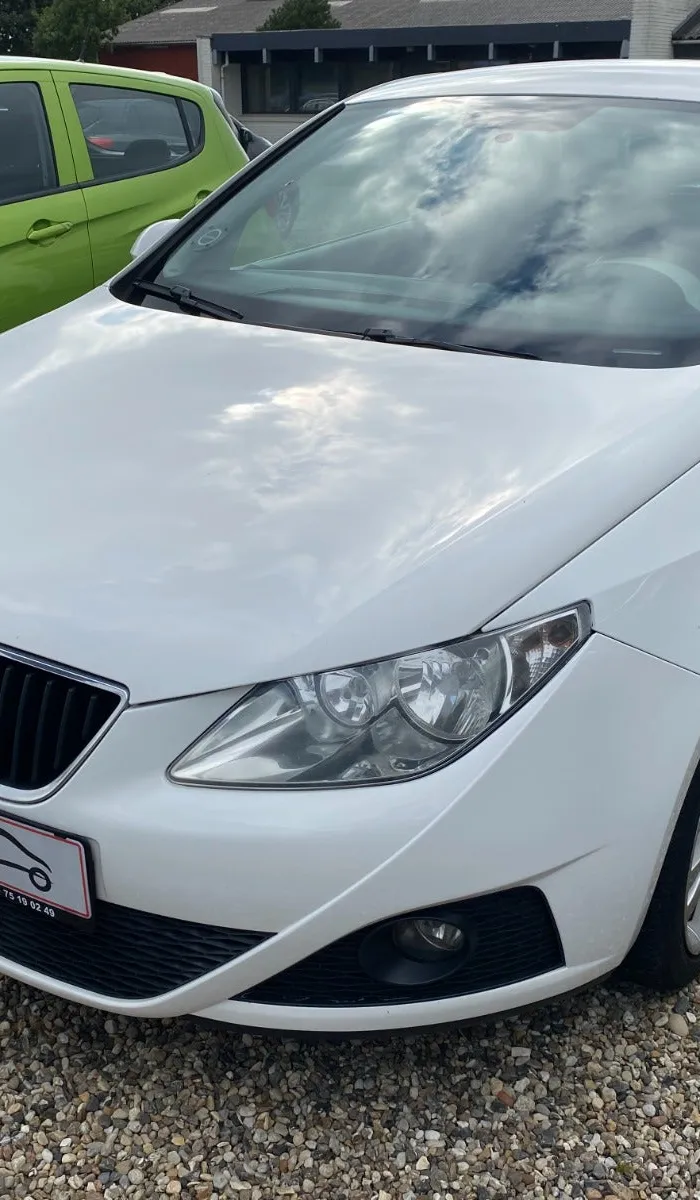 Hvid Seat Ibiza 16V Stylance SC 1,4 benzin, set skråt forfra