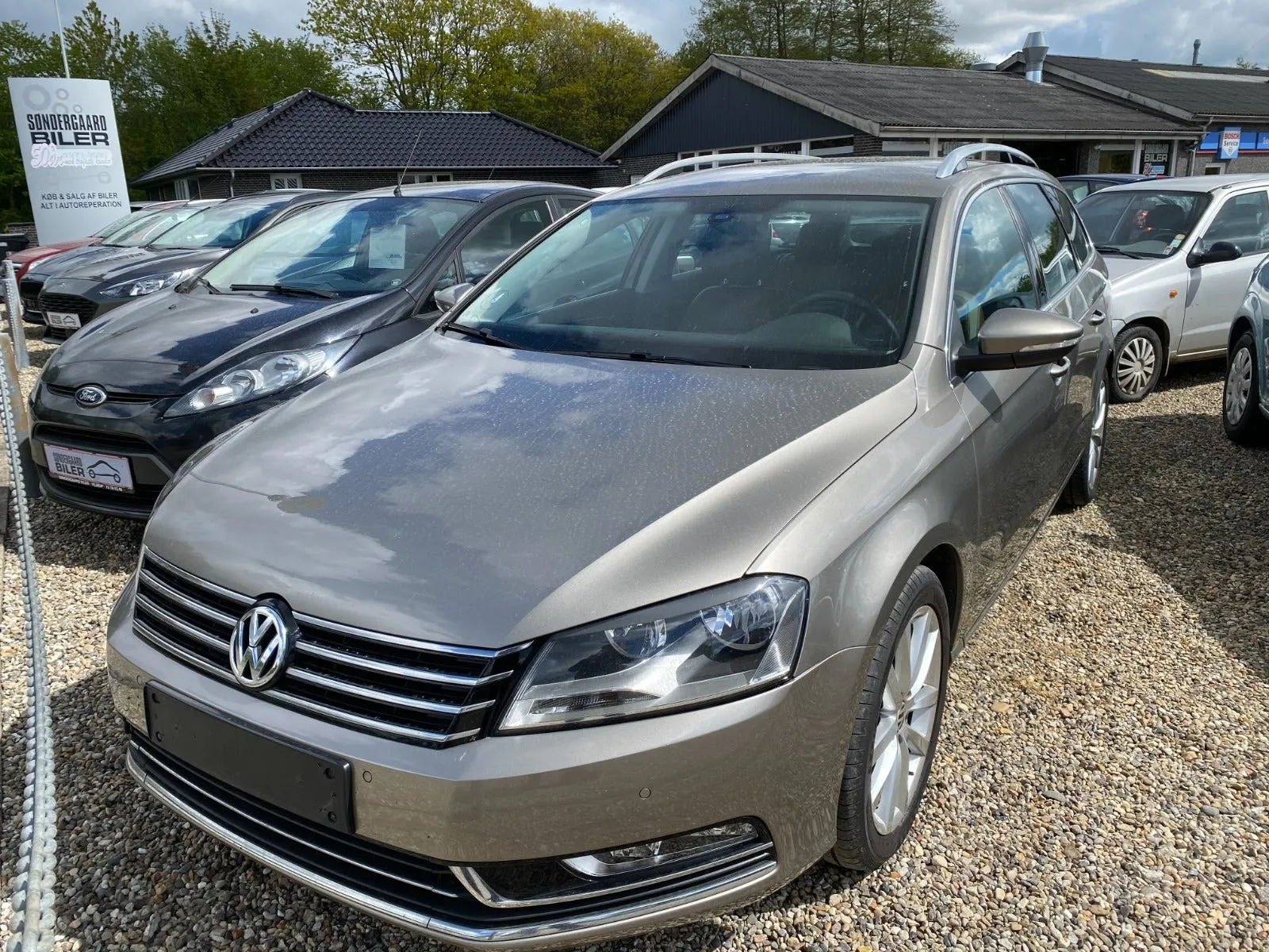 Sølvfarvet VW Passat TSi 210 Highline Variant 2,0 Benzin, set skråt forfra