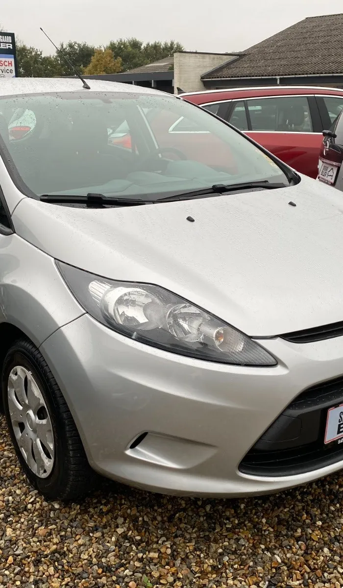 Sølvfarvet Ford Fiesta Trend 1,4 benzin, set skråt forfra