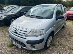 Sølvfarvet Citroën C3 HDi 16V Elegance 1,4 Diesel, set skråt forfra