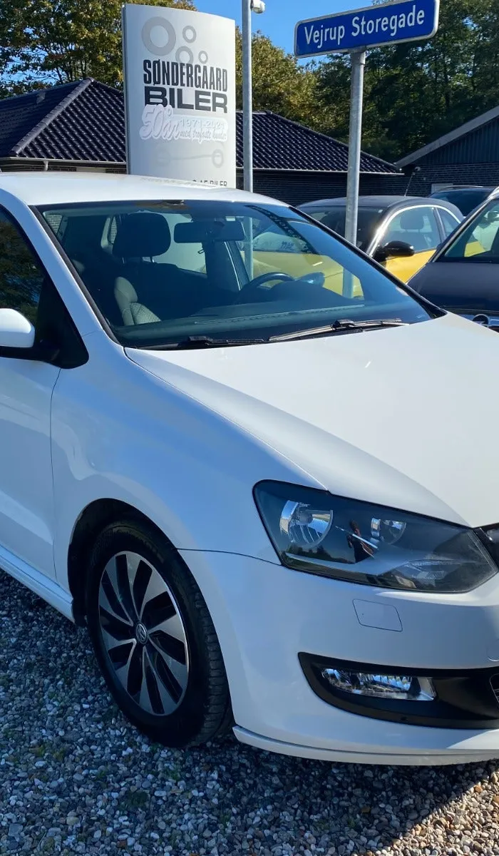 Hvid VW Polo TDi 75 BlueMotion 1,4 diesel, set skråt forfra