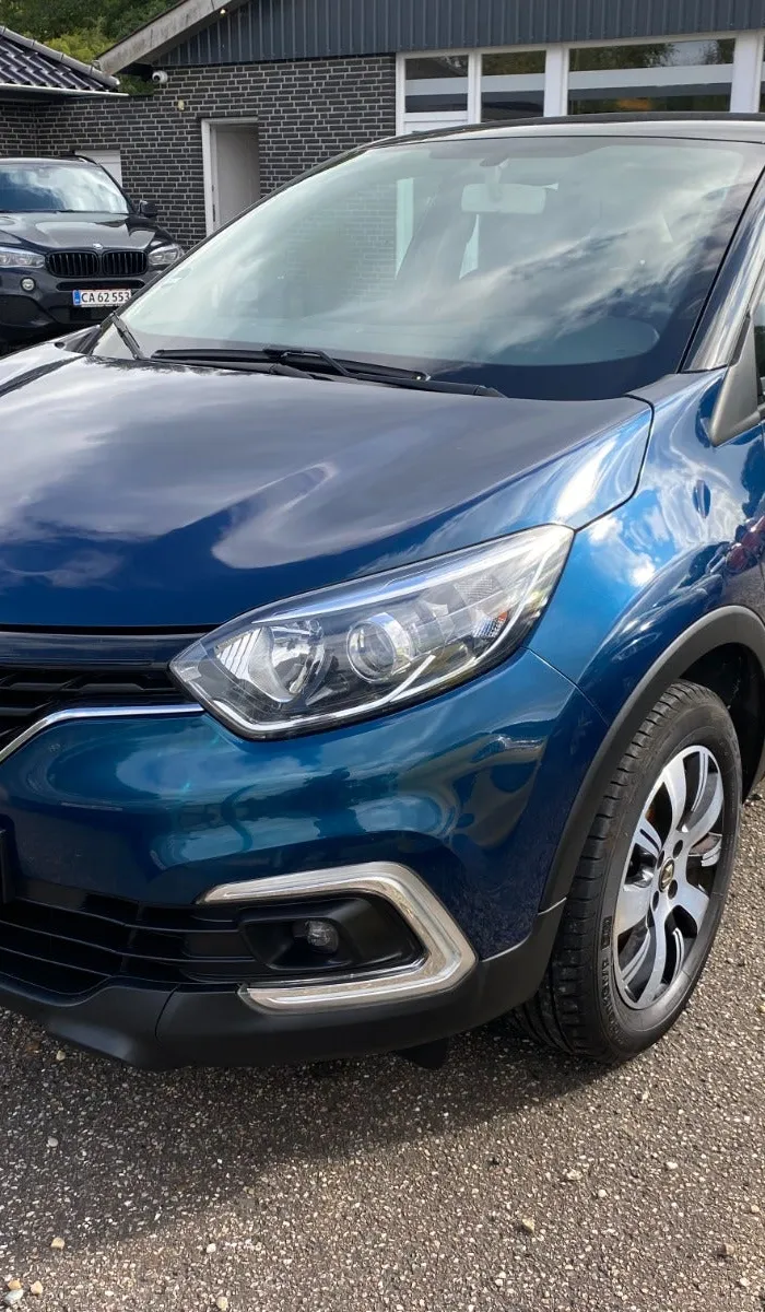 Blå Renault Captur TCe 90 Authentique 0,9 benzin, set skråt forfra
