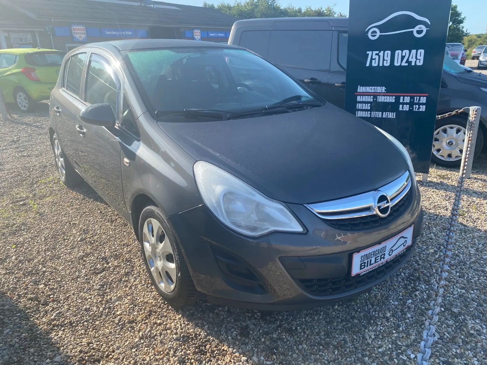 Mørkgrå Opel Corsa 16V Enjoy 1,2 Benzin, set skråt forfra