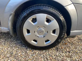 Sølvfarvet Opel Meriva 16V Enjoy 1,4 benzin, set tæt på fra siden