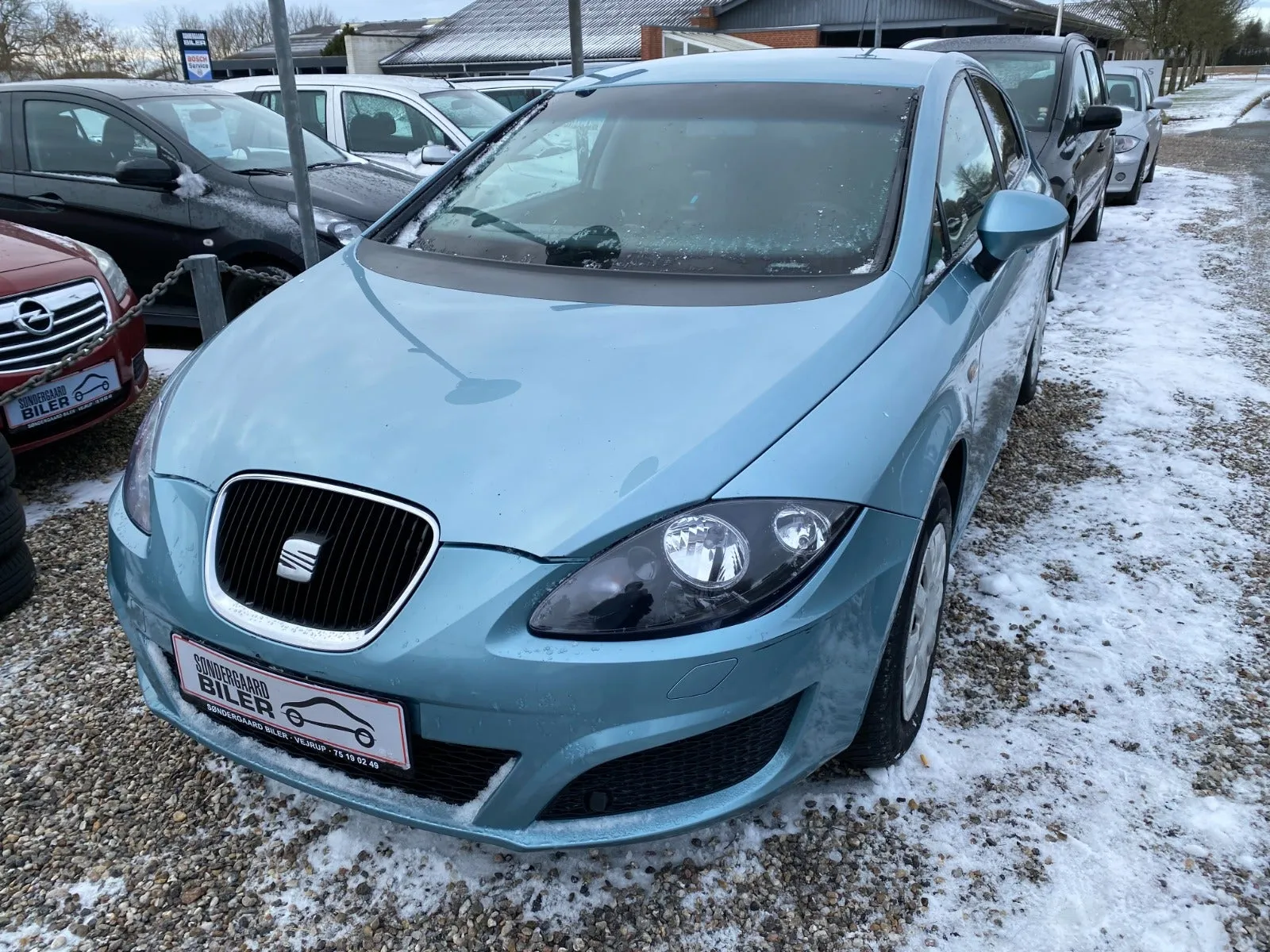 Lyseblå Seat Leon Style 1,6 benzin, set skråt forfra