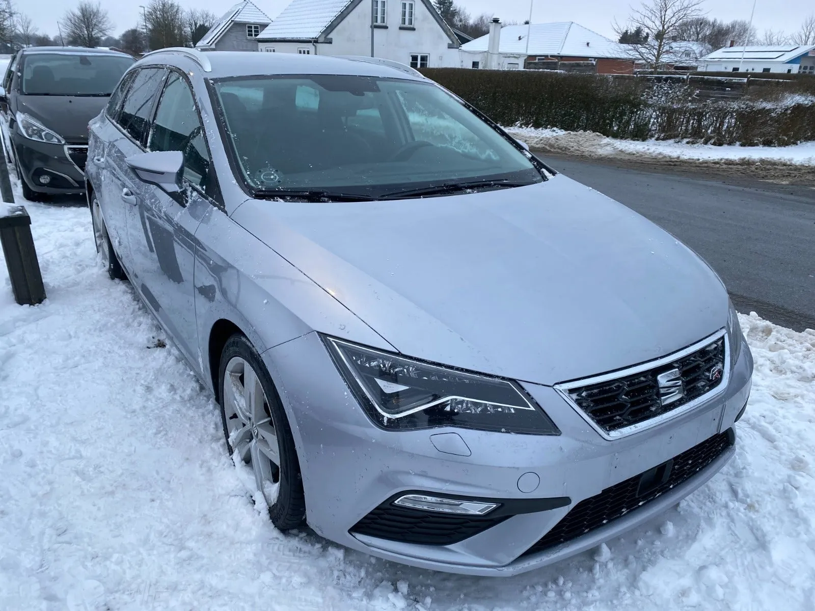 Sølvfarvet Seat Leon TSi 150 FR ST DSG 1,5 benzin, set skråt forfra
