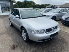 Sølvfarvet Audi A4 1,8 benzin, set skråt forfra