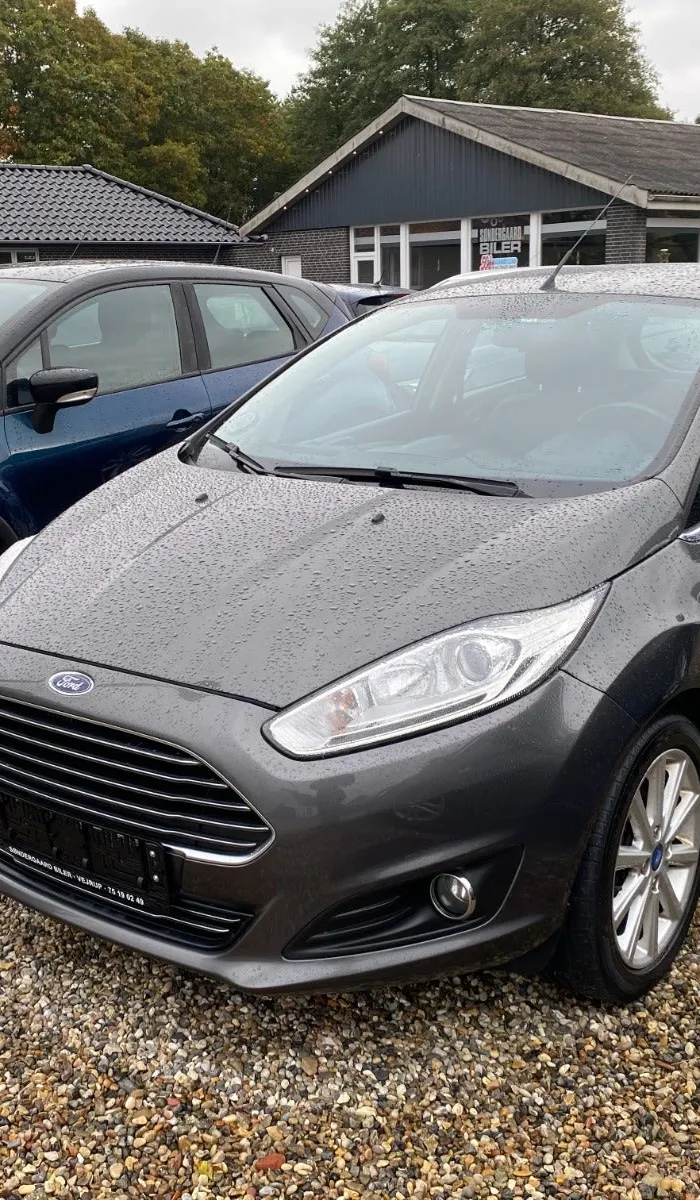 Grå Ford Fiesta SCTi 125 Titanium 1,0 benzin, set skråt forfra