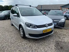 Sølvfarvet VW Touran TDi 105 Comfortline BMT Van 1,6 diesel, set skråt forfra