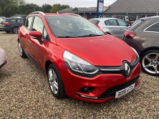 Rød Renault Clio IV TCe 90 Limited Sport Tourer 0,9 Benzin, set skråt forfra