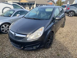 Grå Opel Corsa 16V Cosmo 1,4 benzin, set skråt forfra