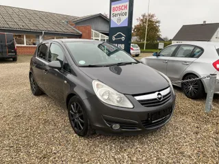 Mørkegrå Opel Corsa 16V Cosmo 1,4 benzin, set skråt forfra