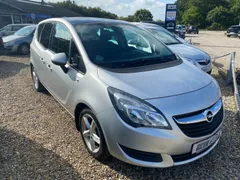 Sølvfarvet Opel Meriva T 120 Enjoy eco 1,4 benzin, set skråt forfra