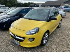 Gul Opel Adam 100 Slam 1,4 benzin, set skråt forfra