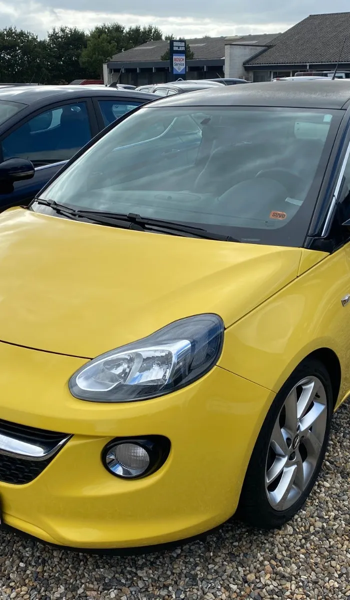 Gul Opel Adam 100 Slam 1,4 benzin, set skråt forfra